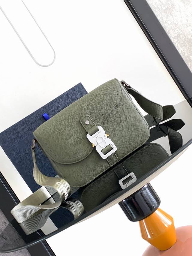 这款马鞍信使包精巧时尚。采用卡其色粒面牛皮革精心制作,搭配马鞍翻盖,饰以铝扣开合。内部隔层宽敞,搭配一个背面插袋,可收纳各种日常用品。小号款式,搭配可调节的皮革 这款马鞍信使包精巧时尚。采用卡其色粒面牛皮革精心制作,搭配马鞍翻盖,饰以铝扣开合。内部隔层宽敞,搭配一个背面插袋,可收纳各种日常用品。小号款式,搭配可调节的皮革