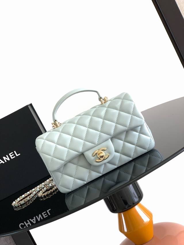 新款现货！23K新手柄Cf Mini羊皮 小羊皮的光泽感和质感真的很赞 ，手柄装饰双C标志淡金扣超美，容量对我来说 ，日常出门是完全Ok的，有链条有手柄 ，可斜