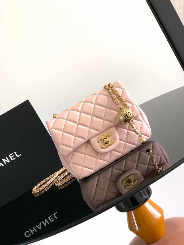 金球包 Chane1专柜最新大金珠Cf款 真的是跑遍全球都很难买到 一包难求，实在太火太火了，加个金珠可以调节肩带长度 更加精致 超软羊皮手感特舒服 另外我家五