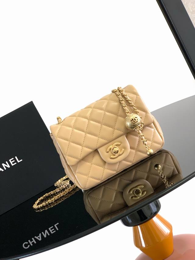 金球包 Chane1专柜最新大金珠Cf款 真的是跑遍全球都很难买到 一包难求，实在太火太火了，加个金珠可以调节肩带长度 更加精致 超软羊皮手感特舒服 另外我家五