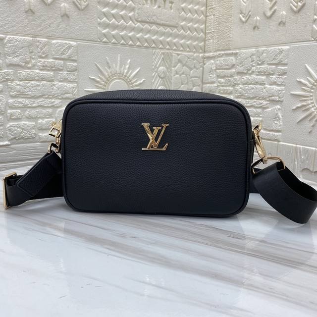 Lv顶级原单醉新款俩用斜挂包到货。进口牛皮。配专里布。做工看细节，每一处都无比讲究，精致细腻。市场最牛货，一直坚持高端精品出击，手快者赚，下手晚了别说没提醒哦，