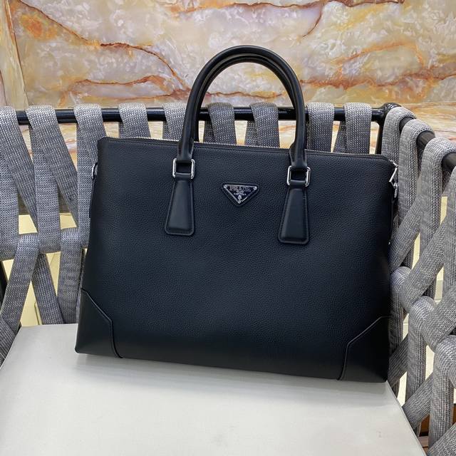 断货王专柜官网同步新款 Lv 休闲必备手包 出货顶级进口牛皮手感一流全新升级五金配可拆卸手柄带容量杠杠滴功能性十分强哦！ 尺寸 39-29-6，黑色 型号：52