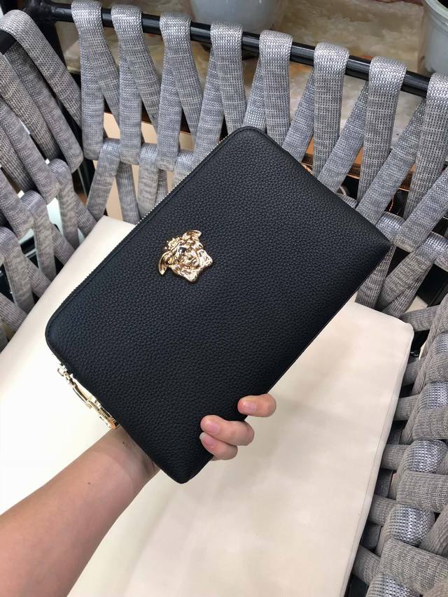 范思哲原版头层进口最新牛皮官网同步任何细节严格对证纹路清晰 质感柔软 无论款式版型颜色 都是美到不像话 质量看图颜色：黑色 尺寸24-15-6 型号：5030