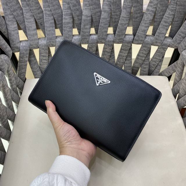 醉新爆款男士密码锁手包,高端品质面料采用进口层头皮 皮纹清晰皮光泽度极佳,皮质手感柔软舒适完美诠释了皮的品质专注高端 只做精品;颜色:黑色。尺寸:27-17-6 醉新爆款男士密码锁手包,高端品质面料采用进口层头皮 皮纹清晰皮光泽度极佳,皮质手感柔软舒适完美诠释了皮的品质专注高端 只做精品;颜色:黑色。尺寸:27-17-6