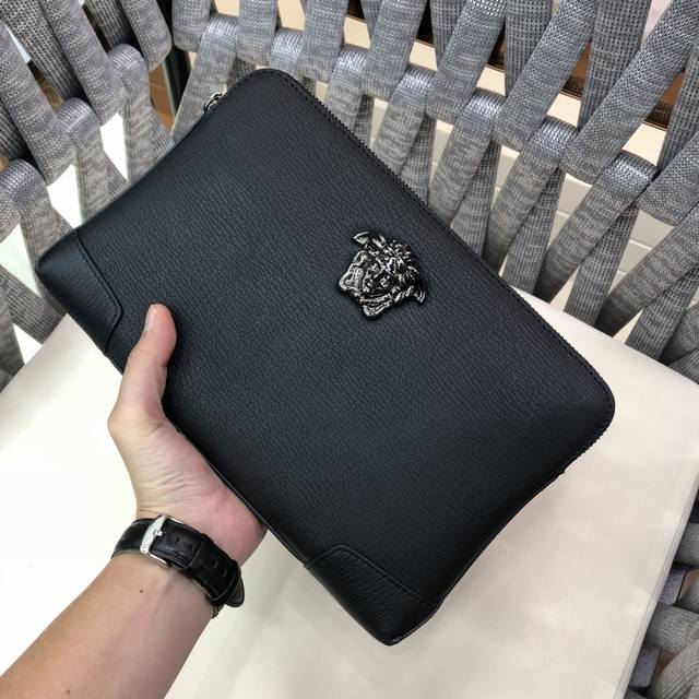 范家醉新爆款男士手包，高端品质面料采用进口层头皮 皮纹清晰皮光泽度极佳，皮质手感柔软舒适完美诠释了皮的品质专注高端 只做精品；颜色：黑色。尺寸:28-19-6