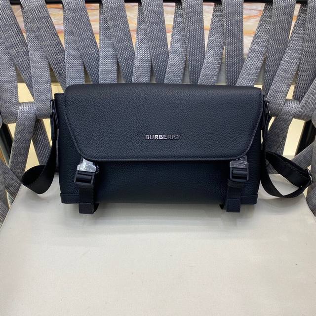 版型立挺的信使包，装饰炭灰色 Burberry 头层牛皮，搭配意大利鞣制皮革饰边。29 X 8.5 X 17.5Cm可调式肩背带1个拉链内袋手绘涂漆边缘光泽金属