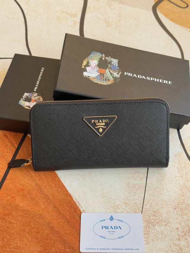 经典款小 单拉链钱包经典之作、简单时尚、Zp开发，型号：1Ml506# 颜色：蓝色 颜色如图内码224代工码 意大利顶级原单十字纹牛皮质感极好，进口螺纹里布 白