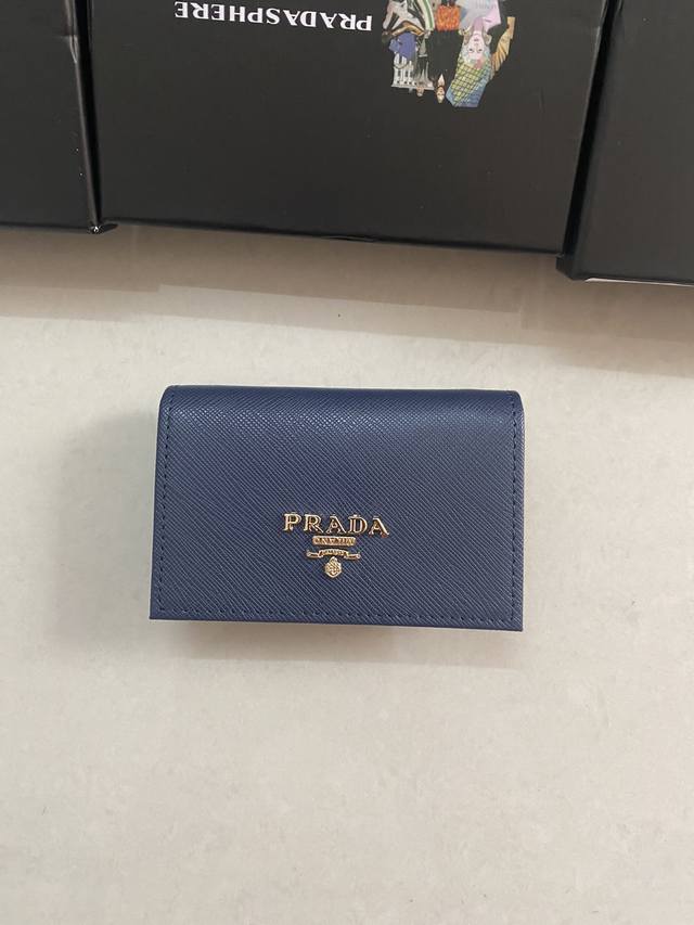 Prada爆款男士卡包专柜最新款式，官网同步，正品开发，型号2Mc122#。颜色 如图 宝蓝色、实拍 意大利顶级原单十字纹牛皮质感极好，螺纹里布 进口白钢五金配