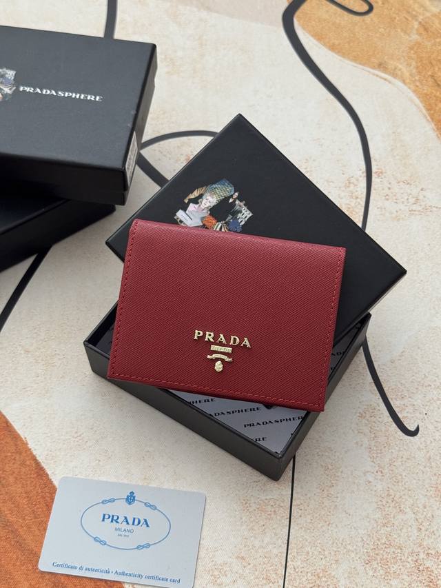 同色大字母系列女士短夹，型号1Mv204，十字纹牛皮制作，尺寸11.2×9.5Cm，夏日出门短夹放小包里刚刚好，实物拍摄，所见即所得