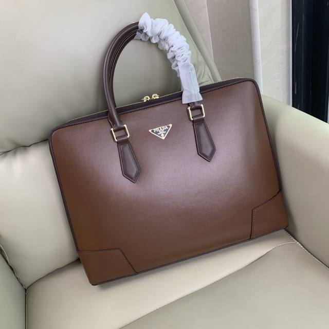 顶级专柜老鼠高端狠货 最新火爆款普拉达进口头层牛皮手提公文包火爆款大量出货啦,叫嚣专柜货顶级原单货纸上谈兵吹牛皮的咱不会，请让狠货说话。款式可以复制抄袭，材料做