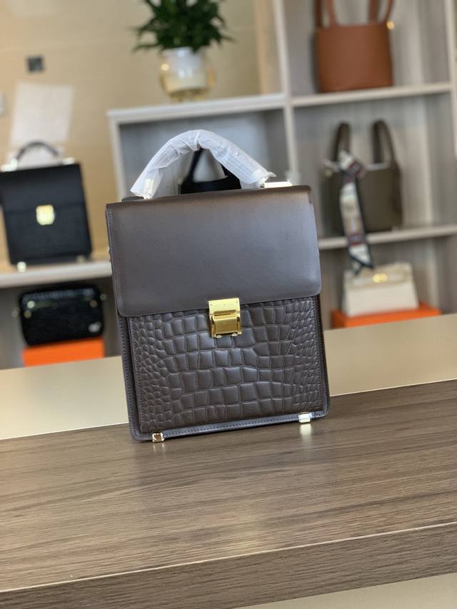 顶级专柜老鼠高端狠货 最新火爆款万宝龙鳄鱼纹密码锁手提包单肩斜挎包火爆款大量出货啦,叫嚣专柜货顶级原单货纸上谈兵吹牛皮的咱不会，请让狠货说话。款式可以复制抄袭，