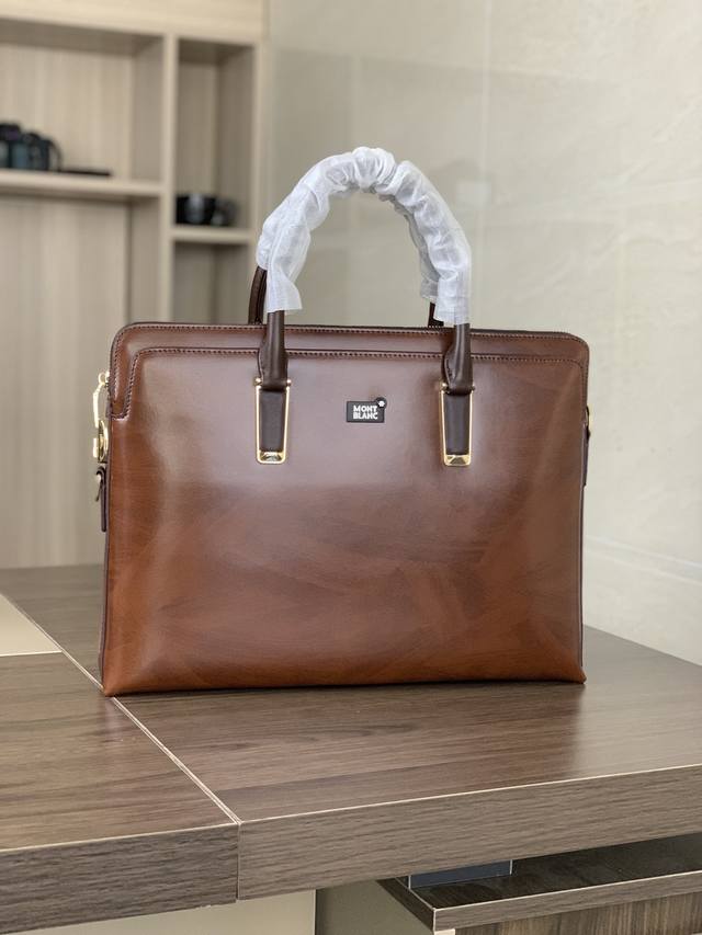 顶级专柜老鼠高端狠货 最新火款万宝龙进口花皮纹密码锁手提公文包火爆款大量出货啦,叫嚣专柜货顶级原单货纸上谈兵吹牛皮的咱不会，请让狠货说话。款式可以复制抄袭，材料