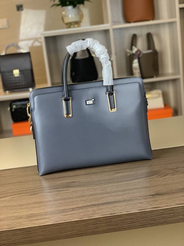 顶级专柜老鼠高端狠货 最新火爆款万宝龙进口花皮纹密码锁手提公文包火爆款大量出货啦,叫嚣专柜货顶级原单货纸上谈兵吹牛皮的咱不会，请让狠货说话。款式可以复制抄袭，材