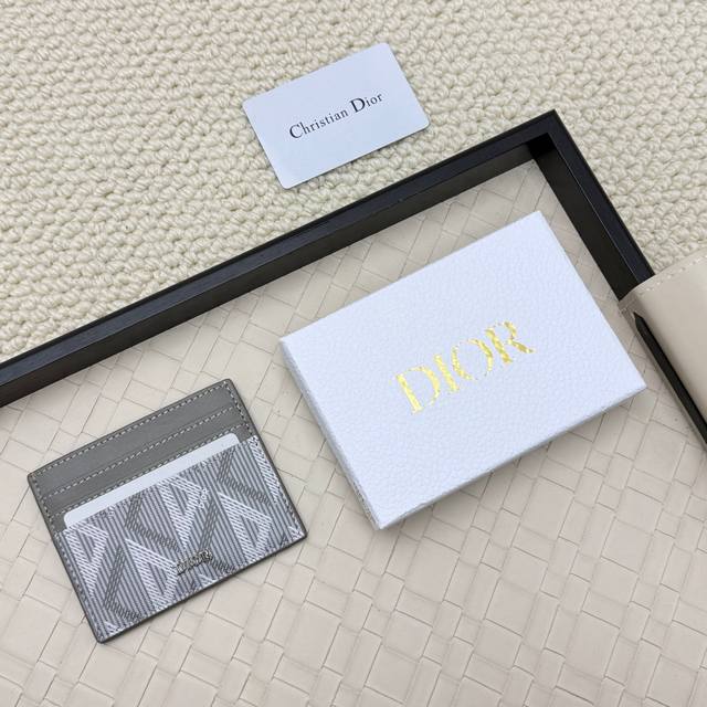 老花料 Dior卡夹高雅精致 男士采用牛皮精心制作 。两侧各设3个卡槽，顶部设有1个卡槽，造型精巧玲珑。款号:Ch135 尺寸:10*8Cm