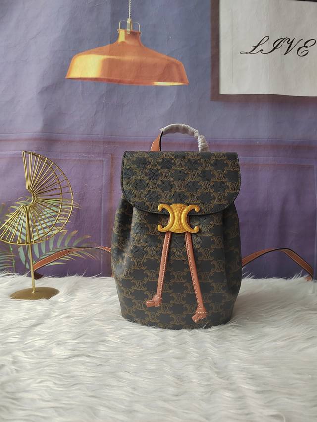 款号118702老花色双肩包，Triomphe磁扣抽绳皮革系列，可调节肩带，手提，双肩背和单肩背。尺寸：25Cm-18Cm-13Cm