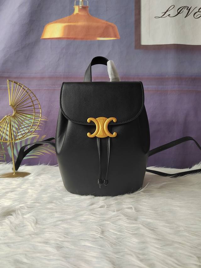 款号118702黑色双肩包，Triomphe磁扣抽绳皮革系列，可调节肩带，手提，双肩背和单肩背。尺寸：25Cm-18Cm-13Cm