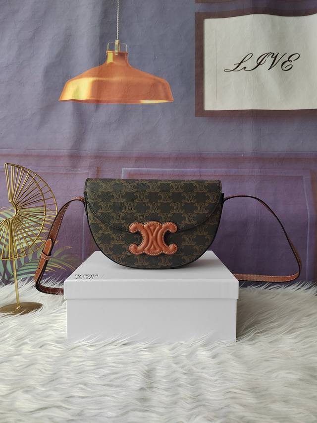 款号Sl6889时尚简约单肩斜挎包，百搭小半圆翻盖设计。尺寸：22Cm-13Cm-6Cm