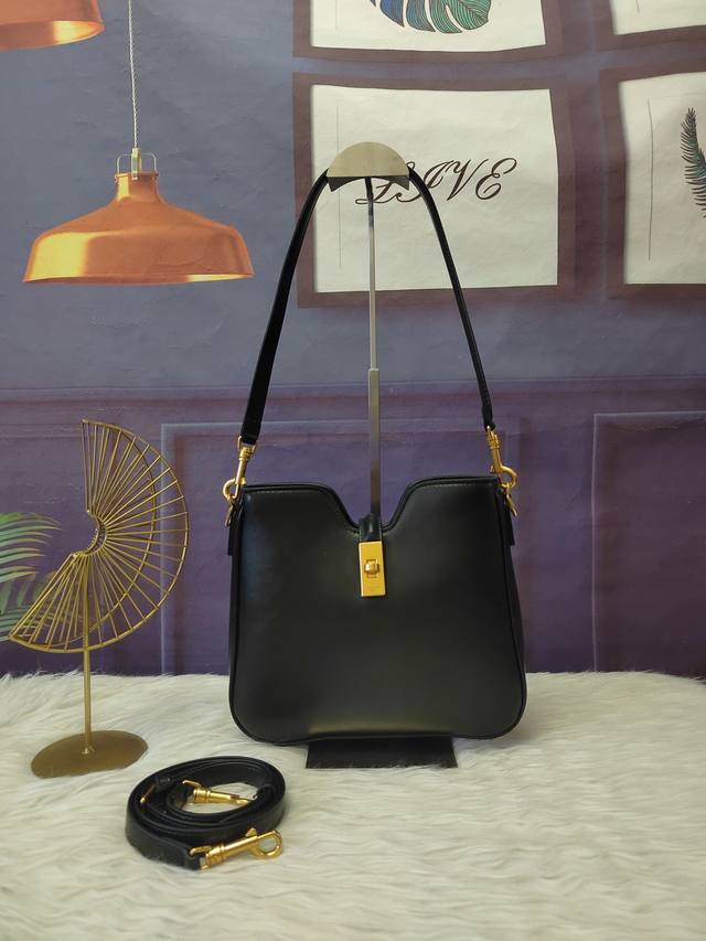 款号120693黑色皮革手袋，手提、肩背和斜挎，旋转锁扣开合。尺寸：24.5Cm-21.5Cm-5Cm