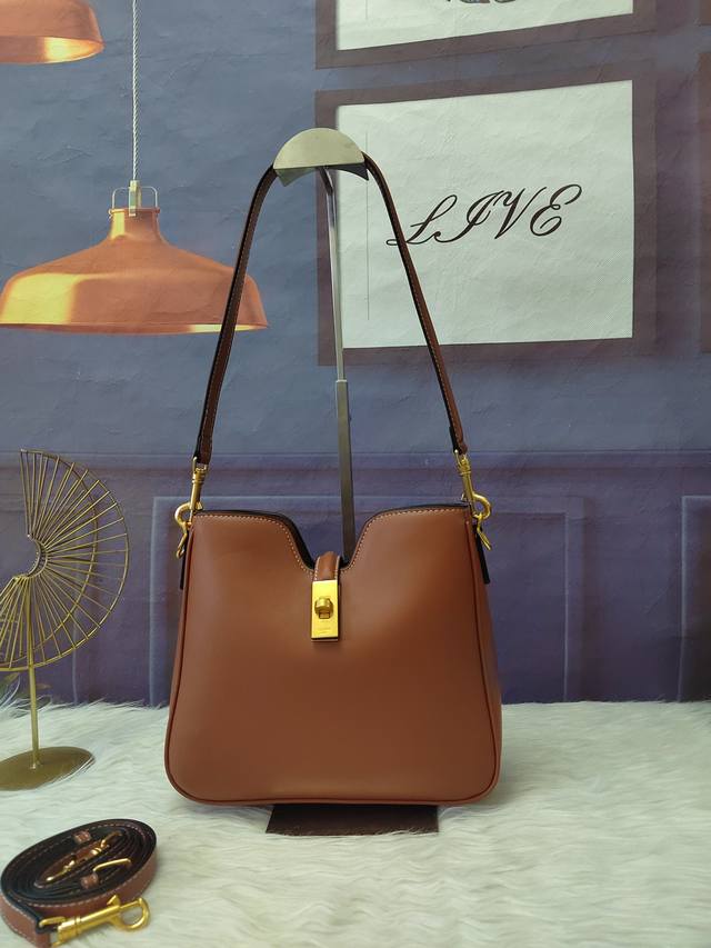 款号120693棕色皮革手袋，手提、肩背和斜挎，旋转锁扣开合。尺寸：24.5Cm-21.5Cm-5Cm