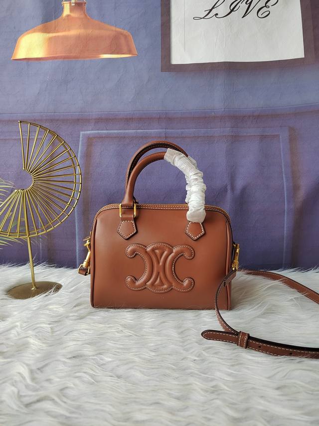 款号133722棕色，手提肩背和斜挎波士顿包，可拆卸和可调节肩带，尺寸20Cm-14Cm-10.5Cm