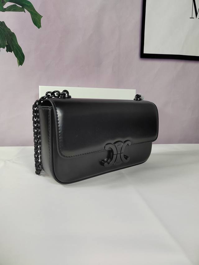 款号197993黑色黑钢 Triomphe亮泽牛皮铁链条肩包，牛皮革女士腋下包。链条 24Cm 尺寸20.5-10.5-4