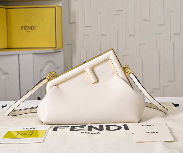 型号80016全新Fend1 First来了！！设计师Kim Jones主导下，设计的第一款Fend1，颠覆了以往的包型，金属包边大Logo锁扣加上包身设计把建