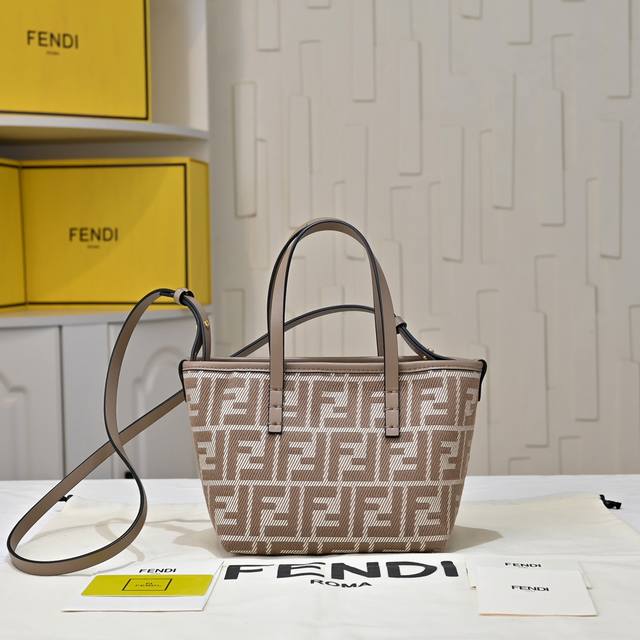 型号7723最新的老花Roll迷你菜篮子，深咖色小牛皮配老花字母带点复古感的时尚，自带的小牛皮长肩带可以自由拆卸，能斜挎也能手拎，容量也是杠杠的，可爱俏皮又实用