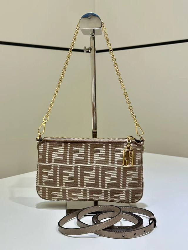 型号7717 Baguette 手拿包，牛仔提花材质搭配经典双F Logo，配有可拆卸细链条和长肩带，拉链开合，拉链头饰有标志性Ff图案，小巧精致，日常小物轻松