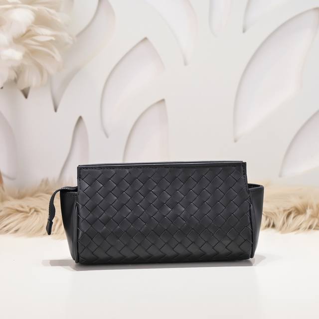 Bv-最新款男士手拿包原单品质 官网同步 采用顶级打腊胎牛皮 手感超赞 专柜原装五金 独特的设计风格 完美至极 细节做工精致 大气中有内涵 高端上档次 高品质尺