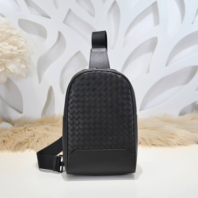 Bv-最新款男士胸包原单品质 官网同步 采用顶级打腊胎牛皮 手感超赞 专柜原装五金 独特的设计风格 完美至极 细节做工精致 大气中有内涵 高端上档次 高品质尺寸