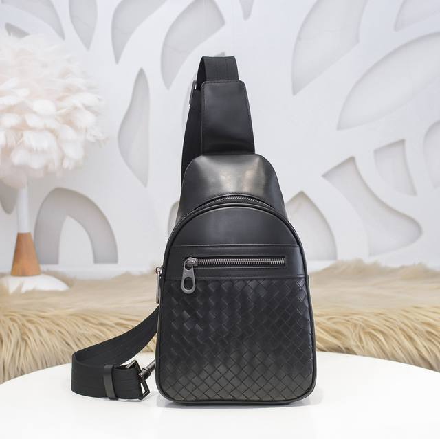 Bv-最新款男士胸包原单品质 官网同步 采用顶级打腊胎牛皮 手感超赞 专柜原装五金 独特的设计风格 完美至极 细节做工精致 大气中有内涵 高端上档次 高品质尺寸 Bv-最新款男士胸包原单品质 官网同步 采用顶级打腊胎牛皮 手感超赞 专柜原装五金 独特的设计风格 完美至极 细节做工精致 大气中有内涵 高端上档次 高品质尺寸