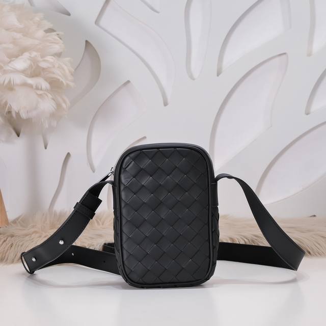 Bv-最新款男士单肩包 迷你斜挎包原单品质 官网同步 采用顶级打腊胎牛皮 手感超赞 专柜原装五金 独特的设计风格 完美至极 细节做工精致 大气中有内涵 高端上档