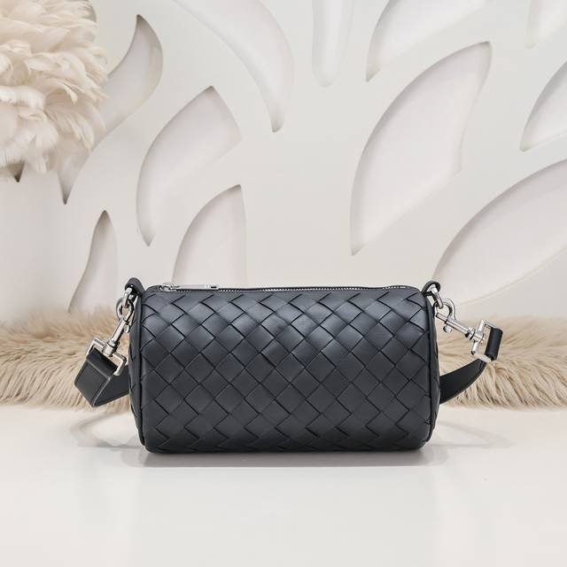 Bv-最新款男士斜挎包原单品质 官网同步 采用顶级打腊胎牛皮 手感超赞 专柜原装五金 独特的设计风格 完美至极 细节做工精致 大气中有内涵 高端上档次 高品质尺