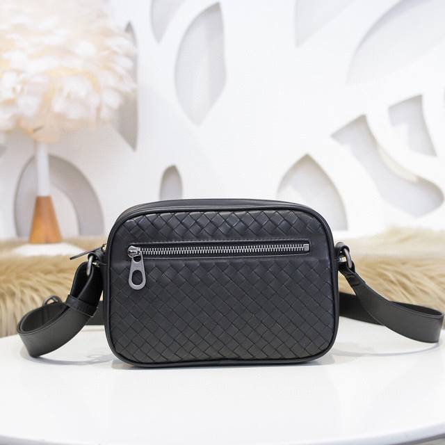 Bv-最新款男士小斜挎包原单品质 官网同步 采用顶级打腊胎牛皮 手感超赞 专柜原装五金 独特的设计风格 完美至极 细节做工精致 大气中有内涵 高端上档次 高品质