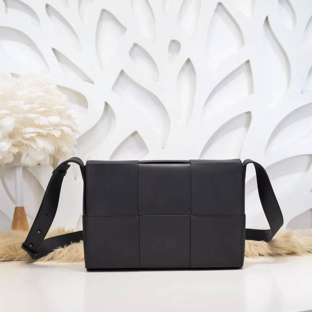 Bv-最新款男士斜挎包原单品质 官网同步 采用顶级打腊胎牛皮 手感超赞 专柜原装五金 独特的设计风格 完美至极 细节做工精致 大气中有内涵 高端上档次 高品质尺 Bv-最新款男士斜挎包原单品质 官网同步 采用顶级打腊胎牛皮 手感超赞 专柜原装五金 独特的设计风格 完美至极 细节做工精致 大气中有内涵 高端上档次 高品质尺