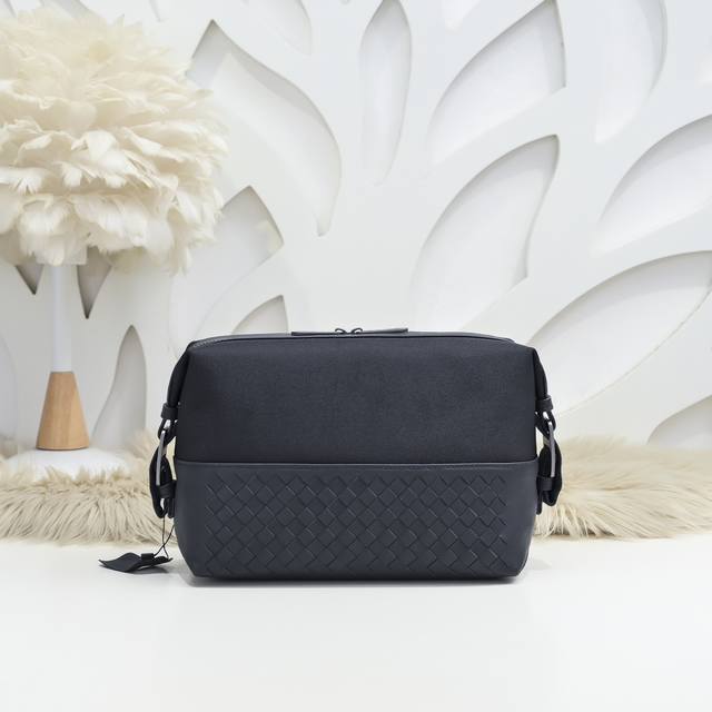 Bv-最新款男士手包原单品质 官网同步 采用顶级打腊胎牛皮 手感超赞 专柜原装五金 独特的设计风格 完美至极 细节做工精致 大气中有内涵 高端上档次 高品质尺寸