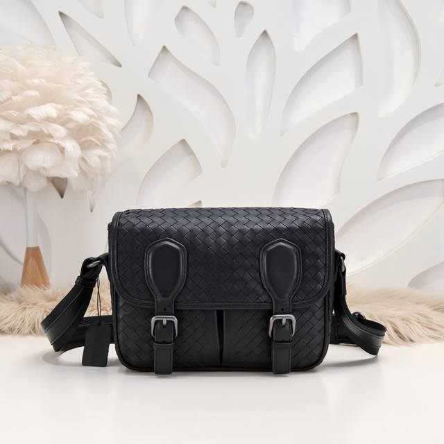 Bv-最新款男士斜挎包原单品质 官网同步 采用顶级打腊胎牛皮 手感超赞 专柜原装五金 独特的设计风格 完美至极 细节做工精致 大气中有内涵 高端上档次 高品质尺 Bv-最新款男士斜挎包原单品质 官网同步 采用顶级打腊胎牛皮 手感超赞 专柜原装五金 独特的设计风格 完美至极 细节做工精致 大气中有内涵 高端上档次 高品质尺