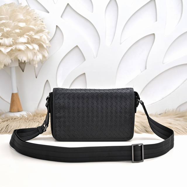 Bv-最新款男士斜挎包 单肩包原单品质 官网同步 采用顶级打腊胎牛皮 手感超赞 专柜原装五金 独特的设计风格 完美至极 细节做工精致 大气中有内涵 高端上档次