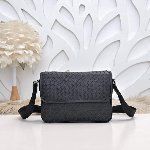 Bv-最新款男士斜挎包 单肩包细编条 原单品质 官网同步 采用顶级打腊胎牛皮 手感超赞 专柜原装五金 独特的设计风格 完美至极 细节做工精致 大气中有内涵 高端