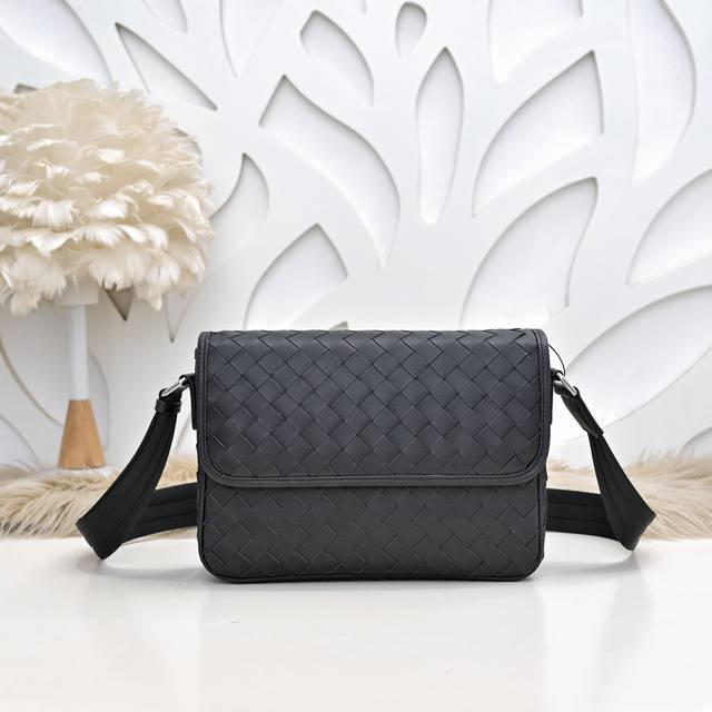 Bv-最新款男士斜挎包 单肩包宽编条 原单品质 官网同步 采用顶级打腊胎牛皮 手感超赞 专柜原装五金 独特的设计风格 完美至极 细节做工精致 大气中有内涵 高端