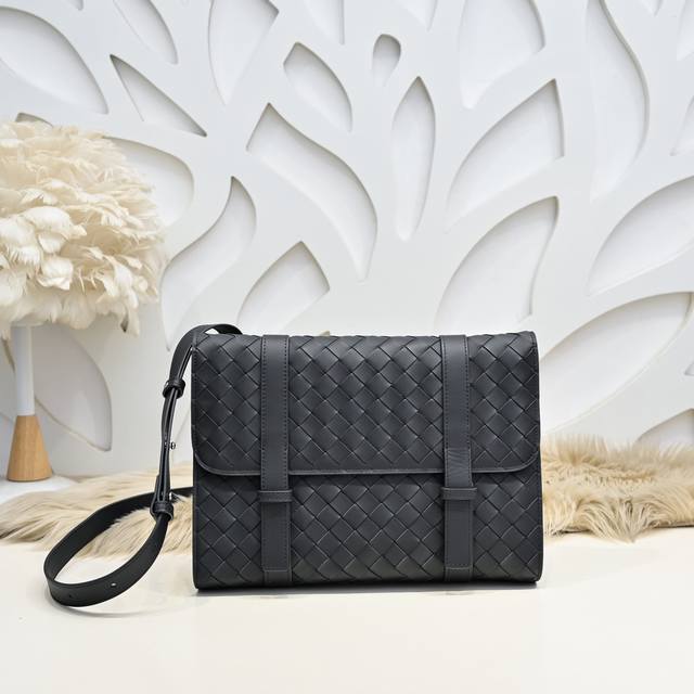 Bv-最新款男士斜挎包原单品质 官网同步 采用顶级打腊胎牛皮 手感超赞 专柜原装五金 独特的设计风格 完美至极 细节做工精致 大气中有内涵 高端上档次 高品质尺