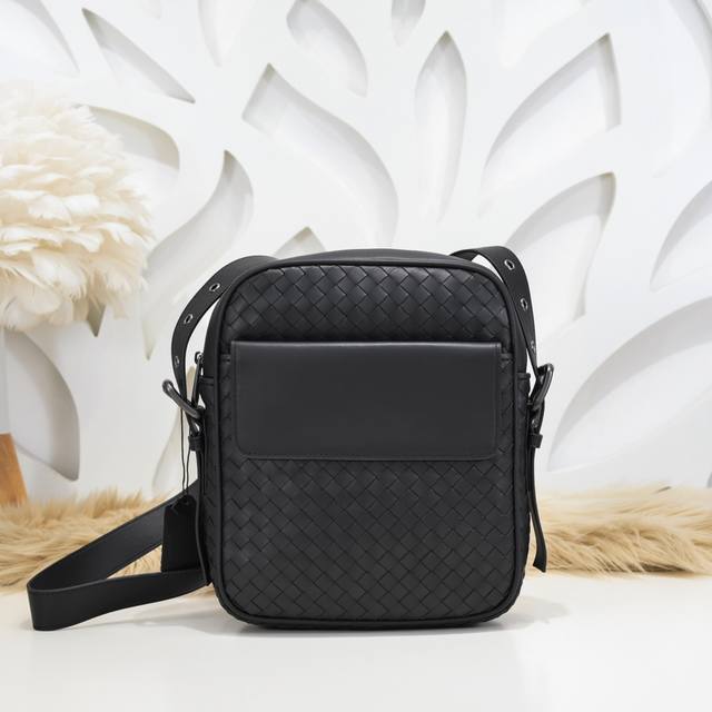 Bv-最新款男士斜挎包原单品质 官网同步 采用顶级打腊胎牛皮 手感超赞 专柜原装五金 独特的设计风格 完美至极 细节做工精致 大气中有内涵 高端上档次 高品质尺 Bv-最新款男士斜挎包原单品质 官网同步 采用顶级打腊胎牛皮 手感超赞 专柜原装五金 独特的设计风格 完美至极 细节做工精致 大气中有内涵 高端上档次 高品质尺