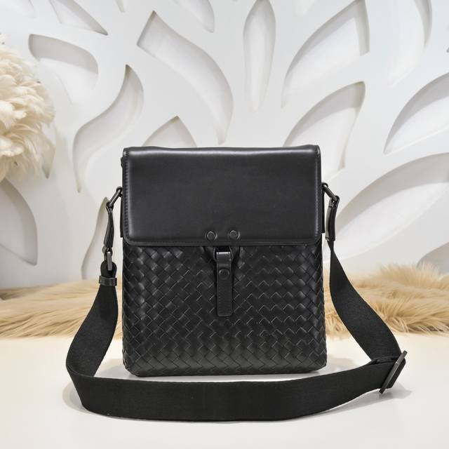 Bv-最新款男士斜挎包原单品质 官网同步 采用顶级打腊胎牛皮 手感超赞 专柜原装五金 独特的设计风格 完美至极 细节做工精致 大气中有内涵 高端上档次 高品质尺