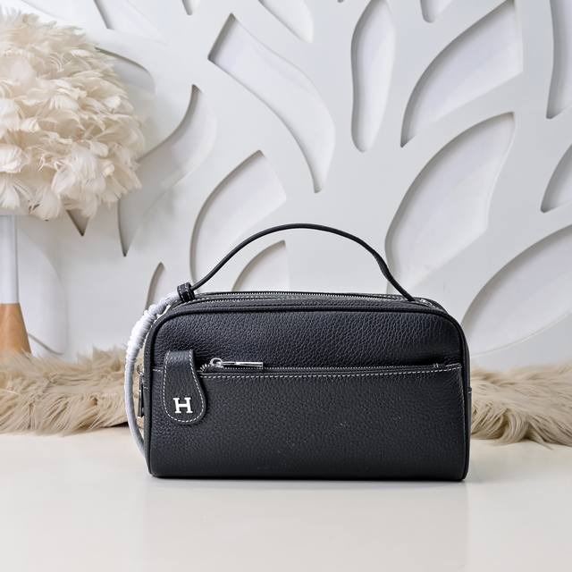 Hermes-爱马仕最新款男士手拿包采用顶级小牛皮 高贵五金拉链头 皮质柔软 手感超赞 做工精细 休闲实用 版型非常舒适 高品质尺寸：25.14.10Cm