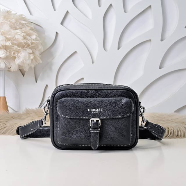 Hermes-爱马仕最新款男士斜挎包采用顶级小牛皮 高贵五金拉链头 皮质柔软 手感超赞 做工精细 休闲实用 版型非常舒适 高品质尺寸：22.16.7Cm