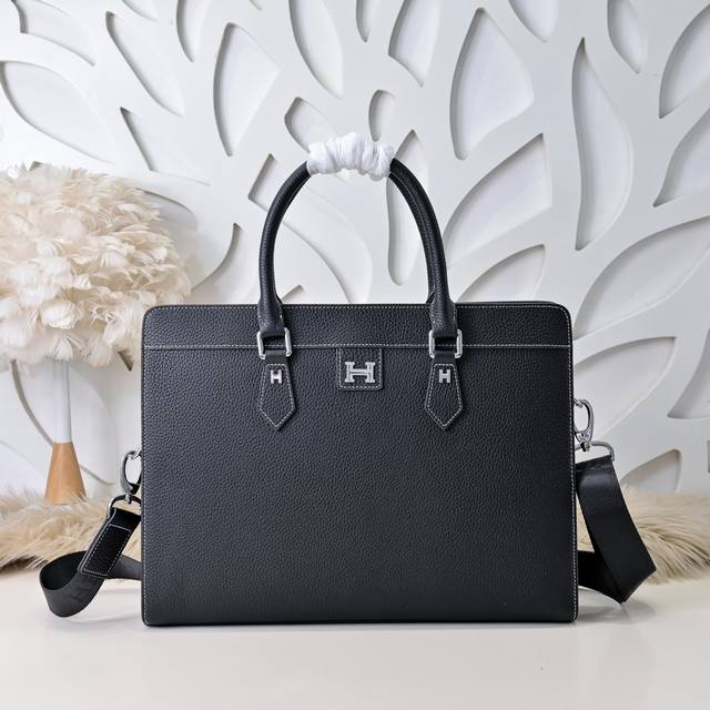 Hermes-爱马仕最新款男士公文包采用顶级小牛皮 高贵五金拉链头 皮质柔软 手感超赞 做工精细 休闲实用 版型非常舒适 高品质尺寸：38.29.7Cm