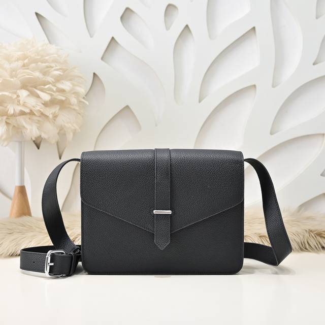 Hermes-爱马仕最新款男士斜挎包 单肩包采用顶级小牛皮 高贵五金拉链头 皮质柔软 手感超赞 做工精细 休闲实用 版型非常舒适 高品质尺寸：26.19.7Cm