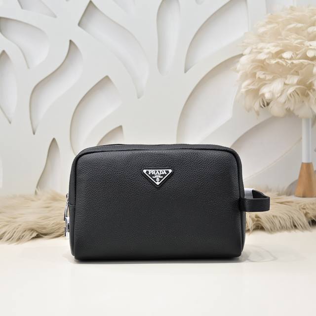 Prada-普拉达最新款男士手拿包采用进口小牛皮 皮质柔软 手感超赞 版型超正 做工精致 细节完美 时尚休闲百搭 质量与质感都能衬托出你独特的品味 出街帅帅哒尺