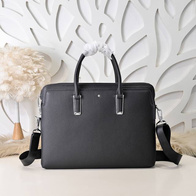 Mont Blanc 万宝龙-最新款男士公文包采用头层牛皮 皮质柔软 手感超赞 密码 独特设计足以彰显其奢华感 细节品质毋庸置疑 高端大气上档次 百搭单品尺寸：