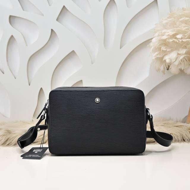 Mont Blanc 万宝龙-最新款男士斜挎包 单肩包采用头层牛皮 皮质柔软 手感超赞 独特设计足以彰显其奢华感 细节品质毋庸置疑 高端大气上档次 百搭单品尺寸 Mont Blanc 万宝龙-最新款男士斜挎包 单肩包采用头层牛皮 皮质柔软 手感超赞 独特设计足以彰显其奢华感 细节品质毋庸置疑 高端大气上档次 百搭单品尺寸